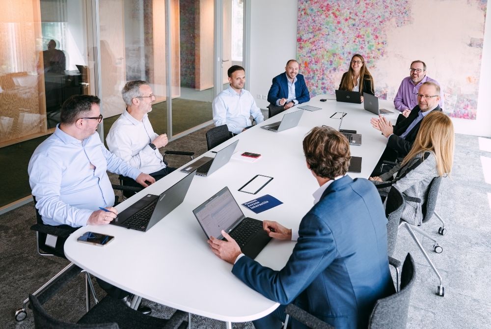 Plusieurs personnes participant à une réunion