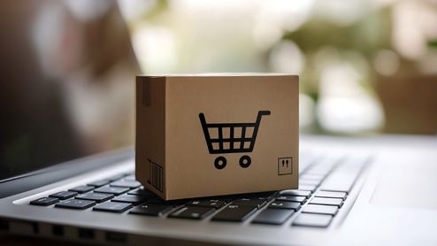 Un petit carton sur un ordinateur portable