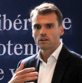 homme médecin prenant des notes