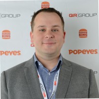 homme médecin prenant des notes